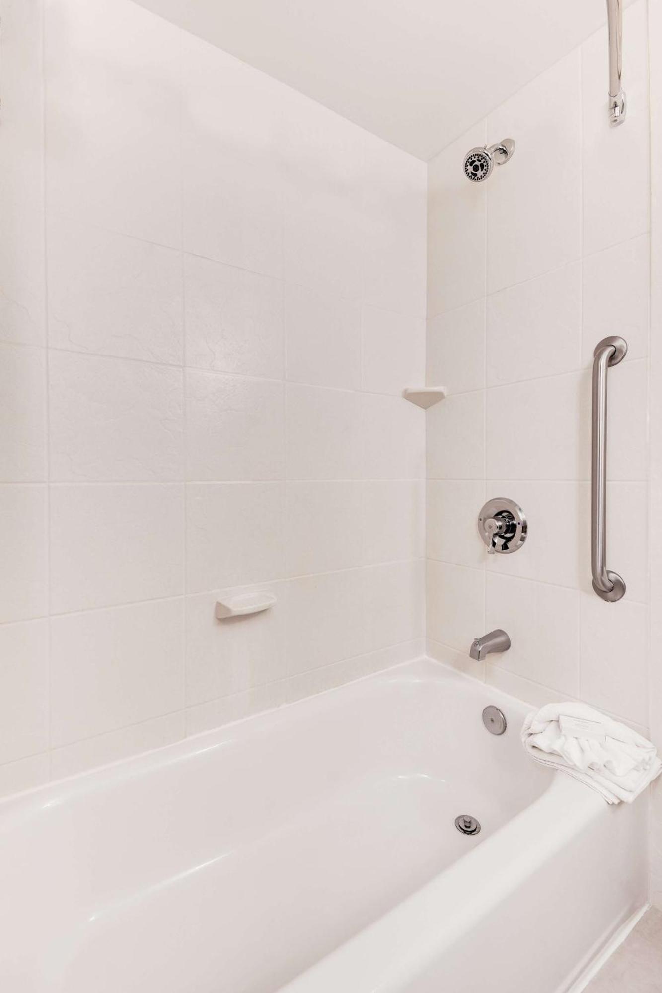 Hilton Garden Inn Waldorf Esterno foto
